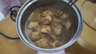 军粮试吃:部队的红烧猪肉罐头,拌米饭煮挂面都特别香!